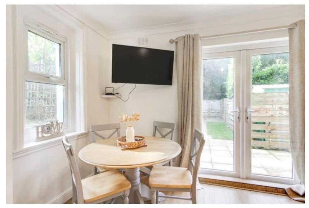Central 2 Bedroom Garden Flat With Free Parking Royal Tunbridge Wells Exterior photo
